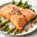 Schotse zalm op asperges met een sjalotten witte w