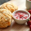 Scones met aardbeiensoepje