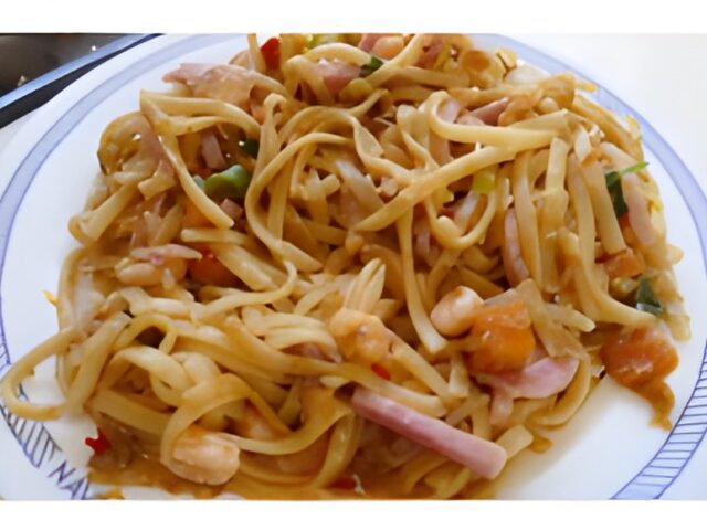 Simpele, smakelijke bami zonder pakjes of zakjes.