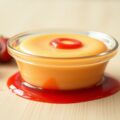 Sinaasappelpudding met aardbeiensaus