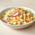 Slaatje van koude pasta (tagliatelle)