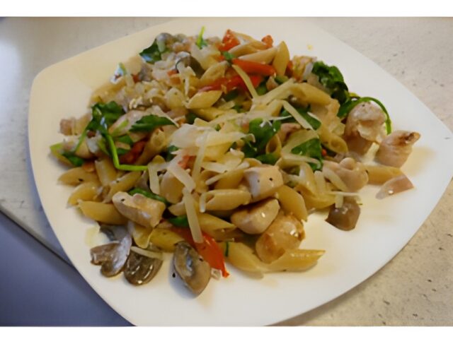 Smaakvol eenpansgerecht met kip, pasta en paprika.
