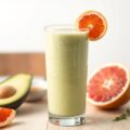 Smoothie met avocado en pompelmoes