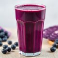 Smoothie met rode kool en bosbessen