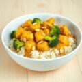 Snelle broccoli-kipcurry met amandelrijst