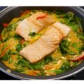 Snelle curry met spinazie, zalm en paprika.