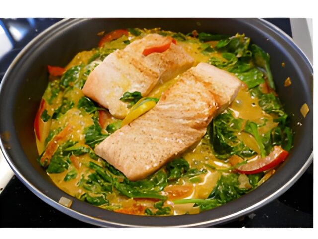 Snelle curry met spinazie, zalm en paprika.