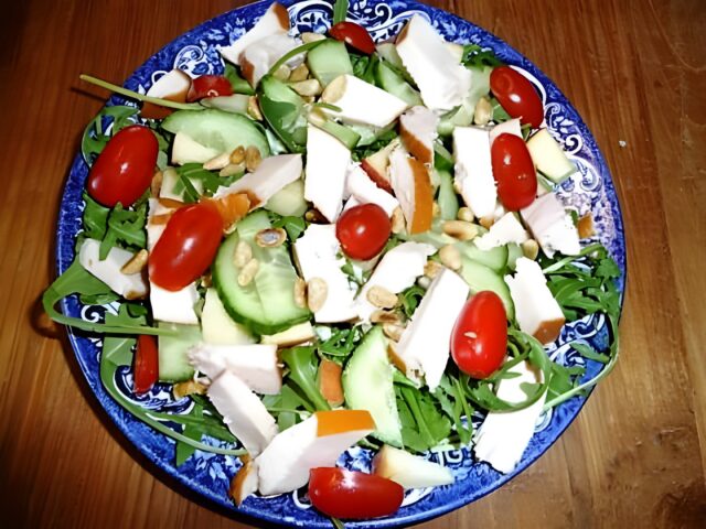 Snelle lunchsalade met gerookte kip