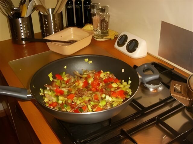 Snelle roerbak met bruine bonen of kapucijners en feta