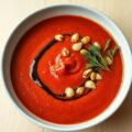 Soep van tomaten en pijnboompitten