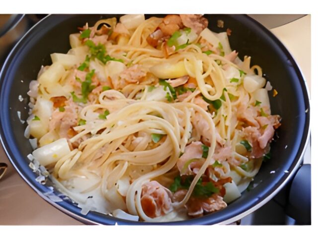 Spaghetti met asperges in romige mascarponesaus en warm gerookte zalm