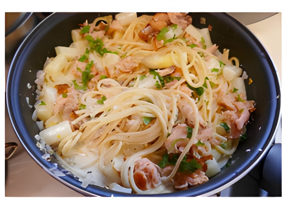 Spaghetti met asperges in romige mascarponesaus en warm gerookte zalm