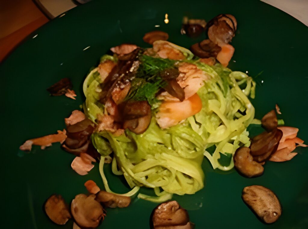 Spaghetti met gerookte zalm en paddenstoelen