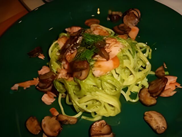 Spaghetti met gerookte zalm en paddenstoelen
