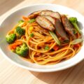 Spaghetti met groente en pindasaus