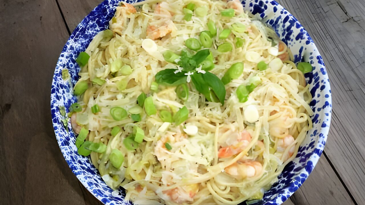 Spaghetti met romige preisaus en grote garnalen