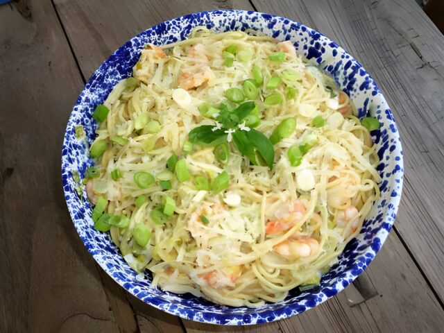 Spaghetti met romige preisaus en grote garnalen