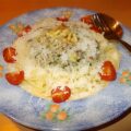Spaghetti met spekjes, pestoroom en pijnboompitten
