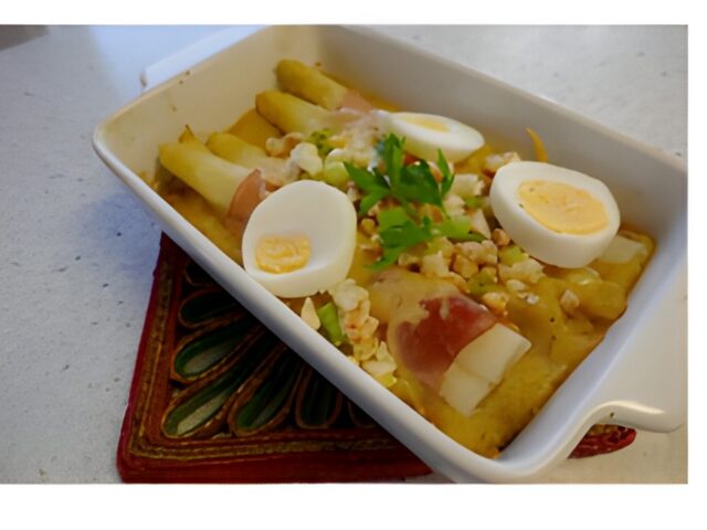 Spekjespuree – lenteschotel met asperges, ham, kaas en ei.