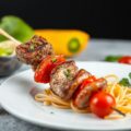 Spiesje op tagliatelle