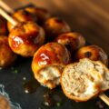 Spiesje van kipballetjes gevuld met feta