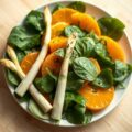 Spinaziesalade met asperges en sinaasappel.
