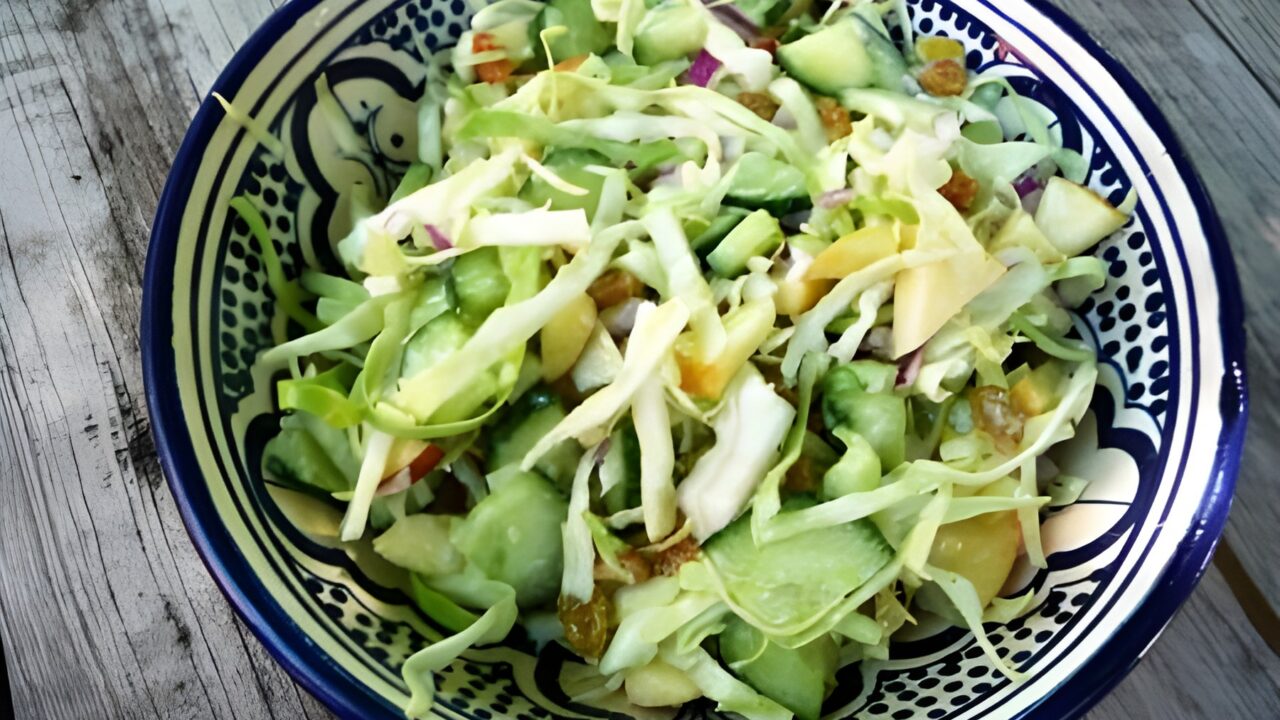 Spitskoolsalade met komkommer en appel