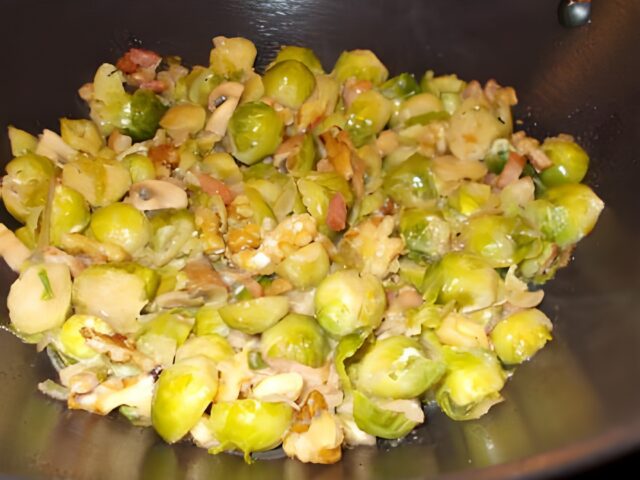 Spruitjes met champignons, bacon, walnoten en creme fraiche