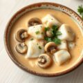 Stoofpotje van steenbolk met champignons en ui