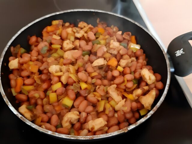 Surinaamse bruine bonen met kip en groenten
