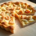 Taart met artisjokken, garnalen en krabvlees)