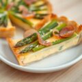 Taart van groene asperges en Parma-ham