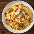 Tagliatelle met cantharellen, spruitjes en nootjes