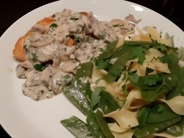 Tagliatelle met gebakken zalm, knoflookchampignonsaus en peultjes