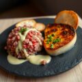 Tartaar van rund met gebakken ganzenlever, wasabidressing en mierikswortelsaus