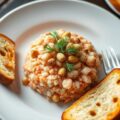 Tartaar van zeewolf, gerookte Atlantische zalm, garnalen en pijnboompitten