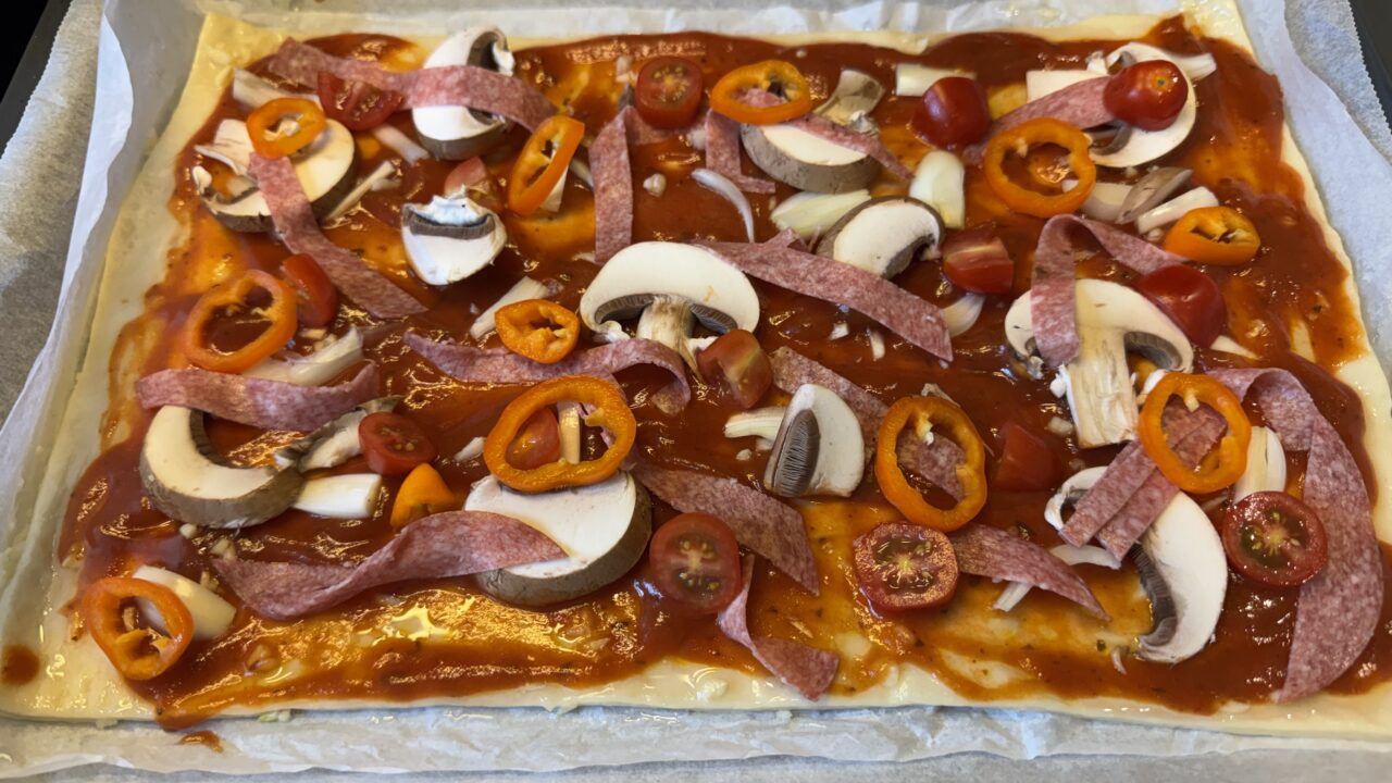 Rijk belegde pizza met salami, mozzarella en knoflookrand — foto 4