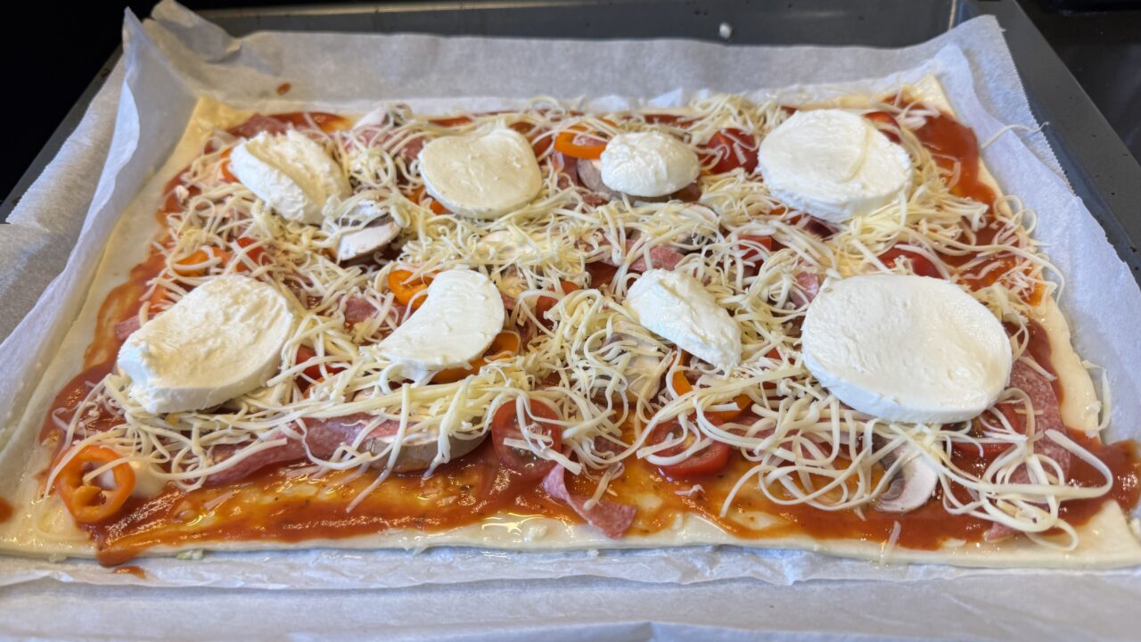 Rijk belegde pizza met salami, mozzarella en knoflookrand — foto 3