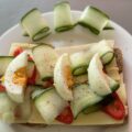 Frisse volkoren boterham met kaas, komkommer, paprika en ei