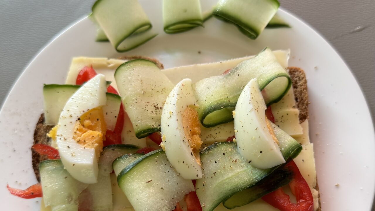 Frisse volkoren boterham met kaas, komkommer, paprika en ei — foto 1