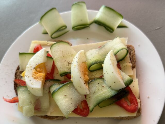 Frisse volkoren boterham met kaas, komkommer, paprika en ei