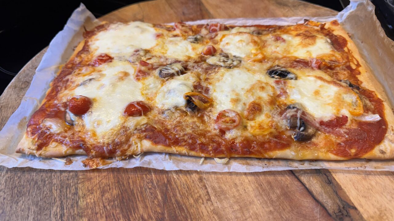 Rijk belegde pizza met salami, mozzarella en knoflookrand — foto 2