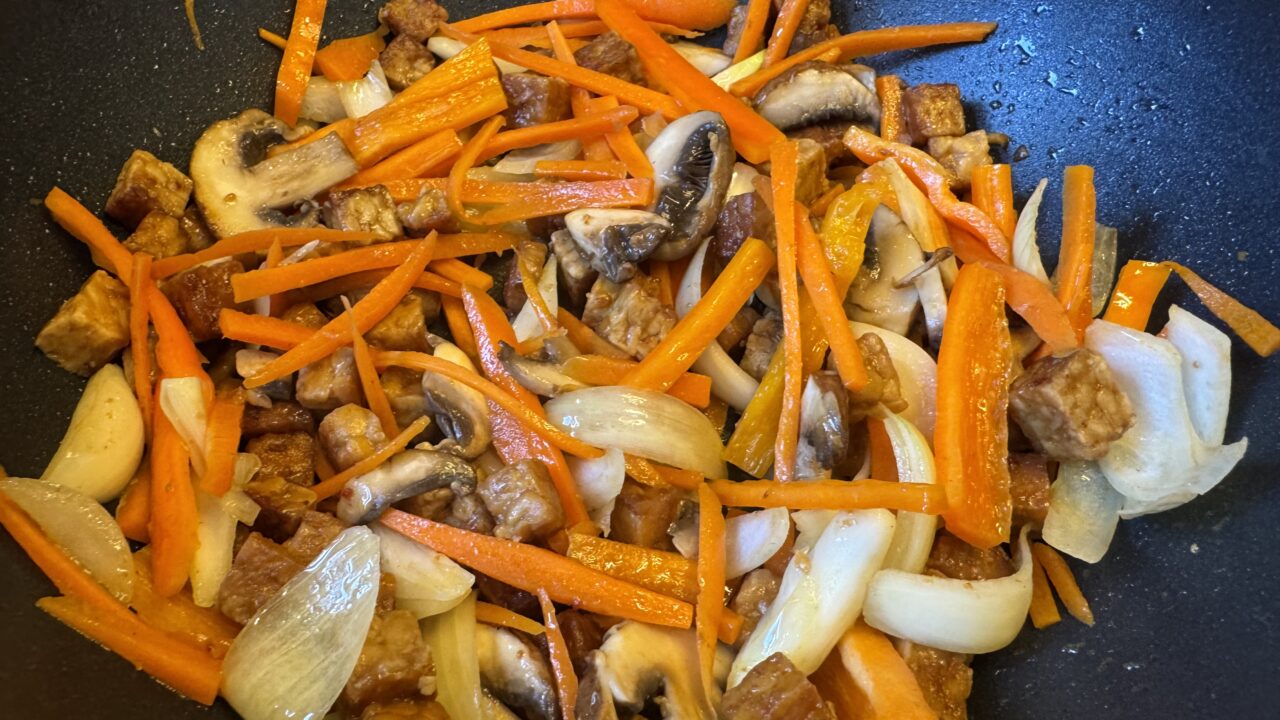 Aziatische mie met krokante tofu, groenten en komkommer, foto 3