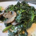 Romige spinazie met kastanjechampignons en knoflook