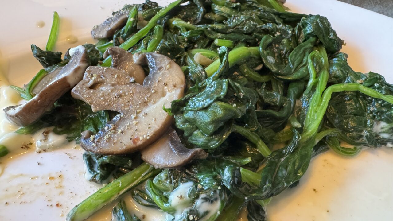 Romige spinazie met kastanjechampignons en knoflook