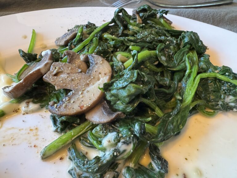 Romige spinazie met kastanjechampignons en knoflook