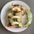 Frisse volkoren boterham met kaas, komkommer, paprika en ei