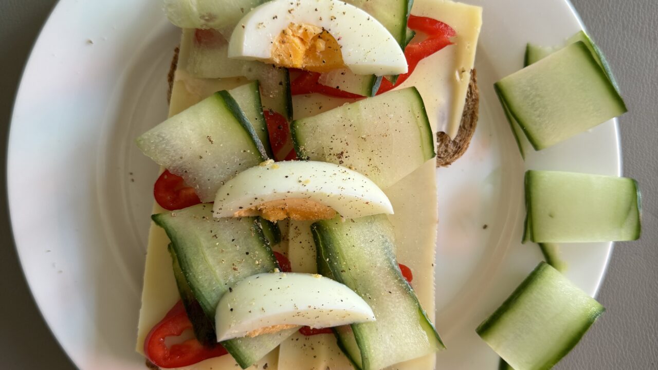 Frisse volkoren boterham met kaas, komkommer, paprika en ei — foto 2