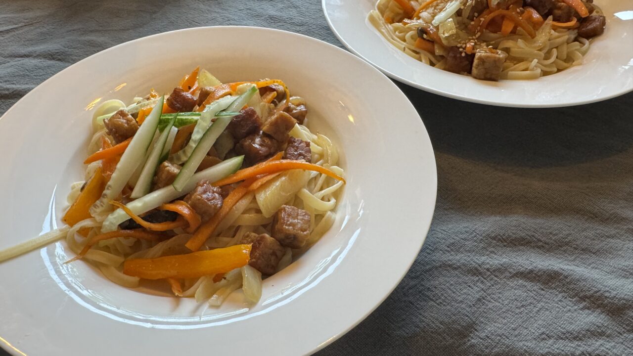Aziatische mie met krokante tofu, groenten en komkommer, foto 2