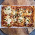 Rijk belegde pizza met salami, mozzarella en knoflookrand
